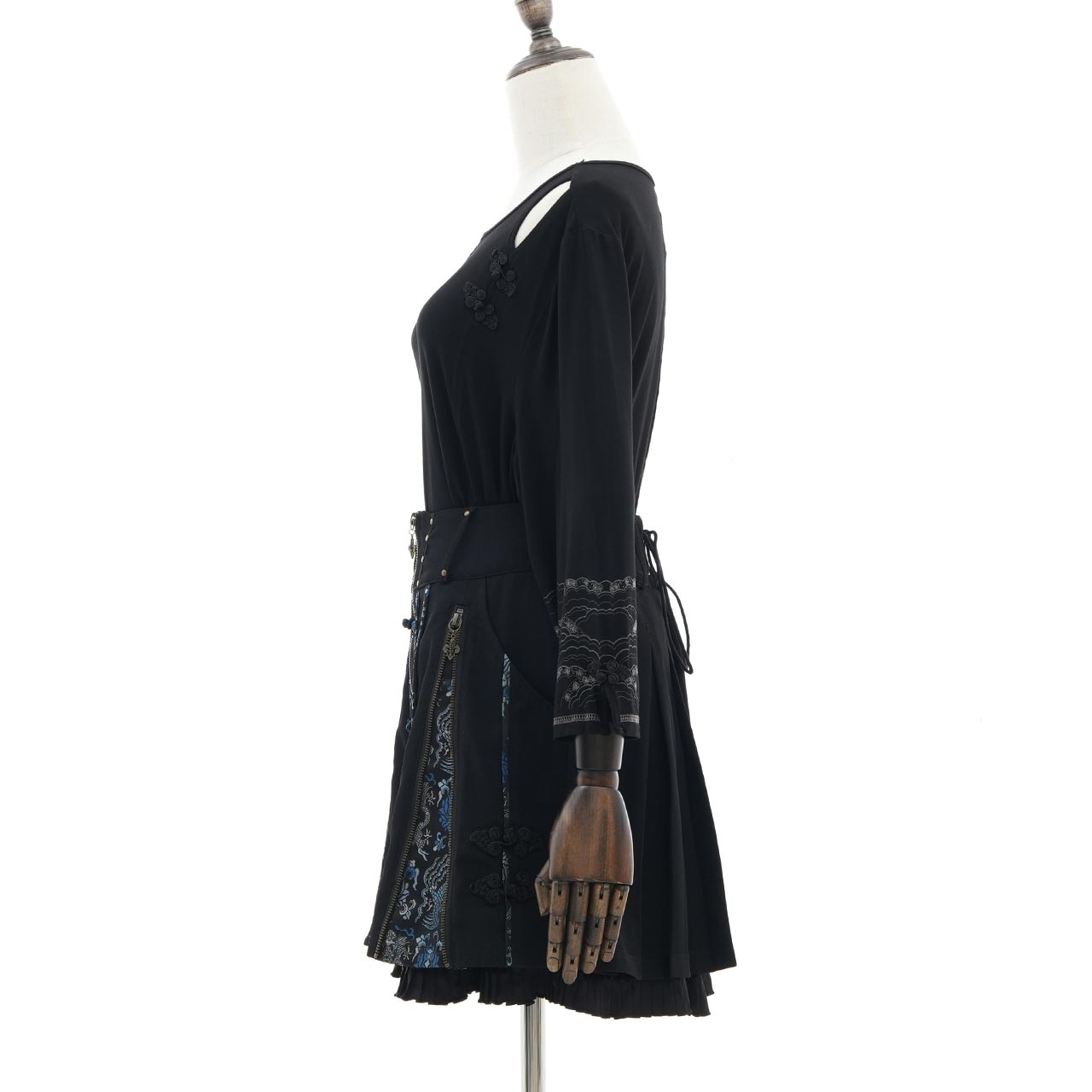 琉球浪漫物語 Ryukyu Romantic Story – Open-Shoulder Cut-and-Sew Top 【L】