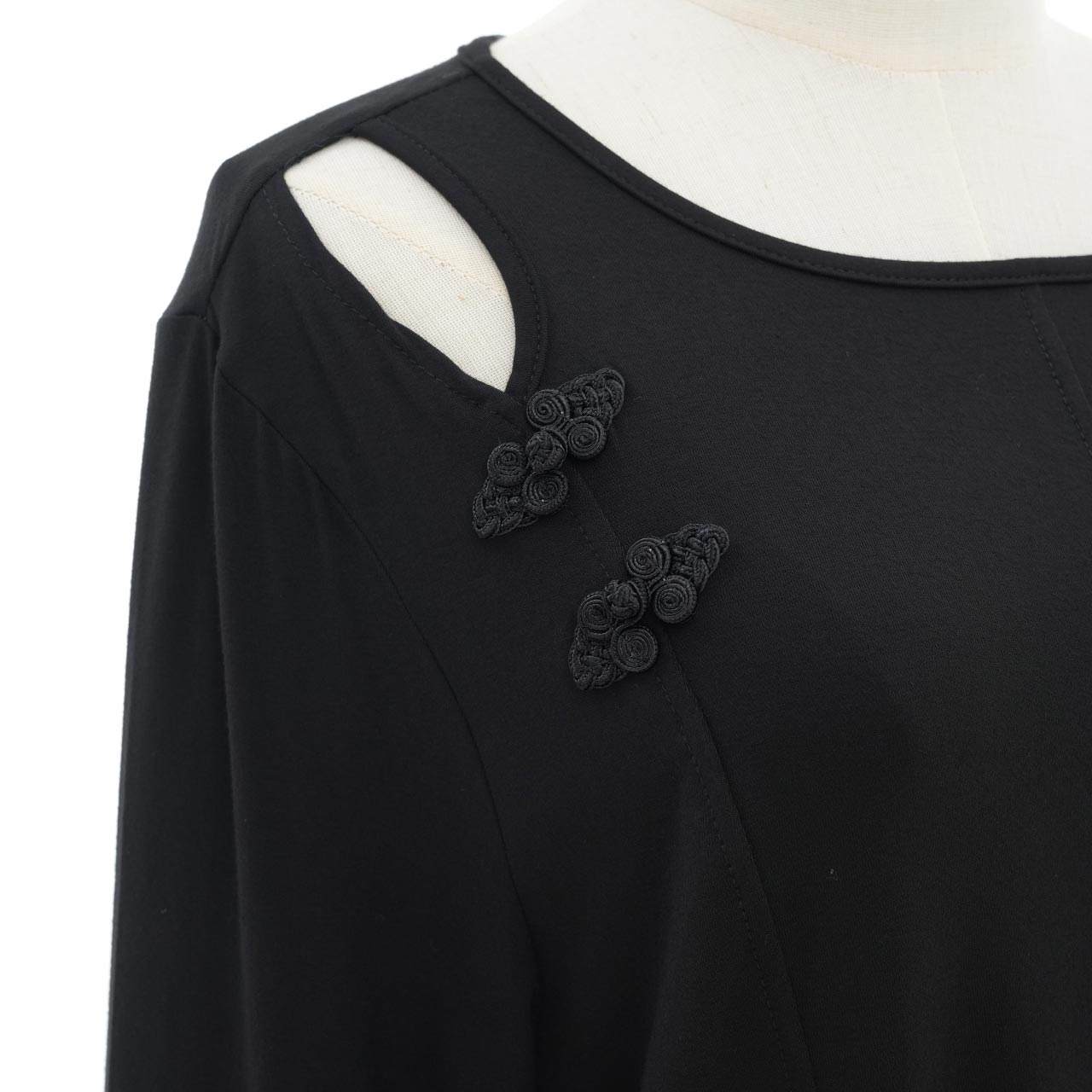 琉球浪漫物語 Ryukyu Romantic Story – Open-Shoulder Cut-and-Sew Top 【L】