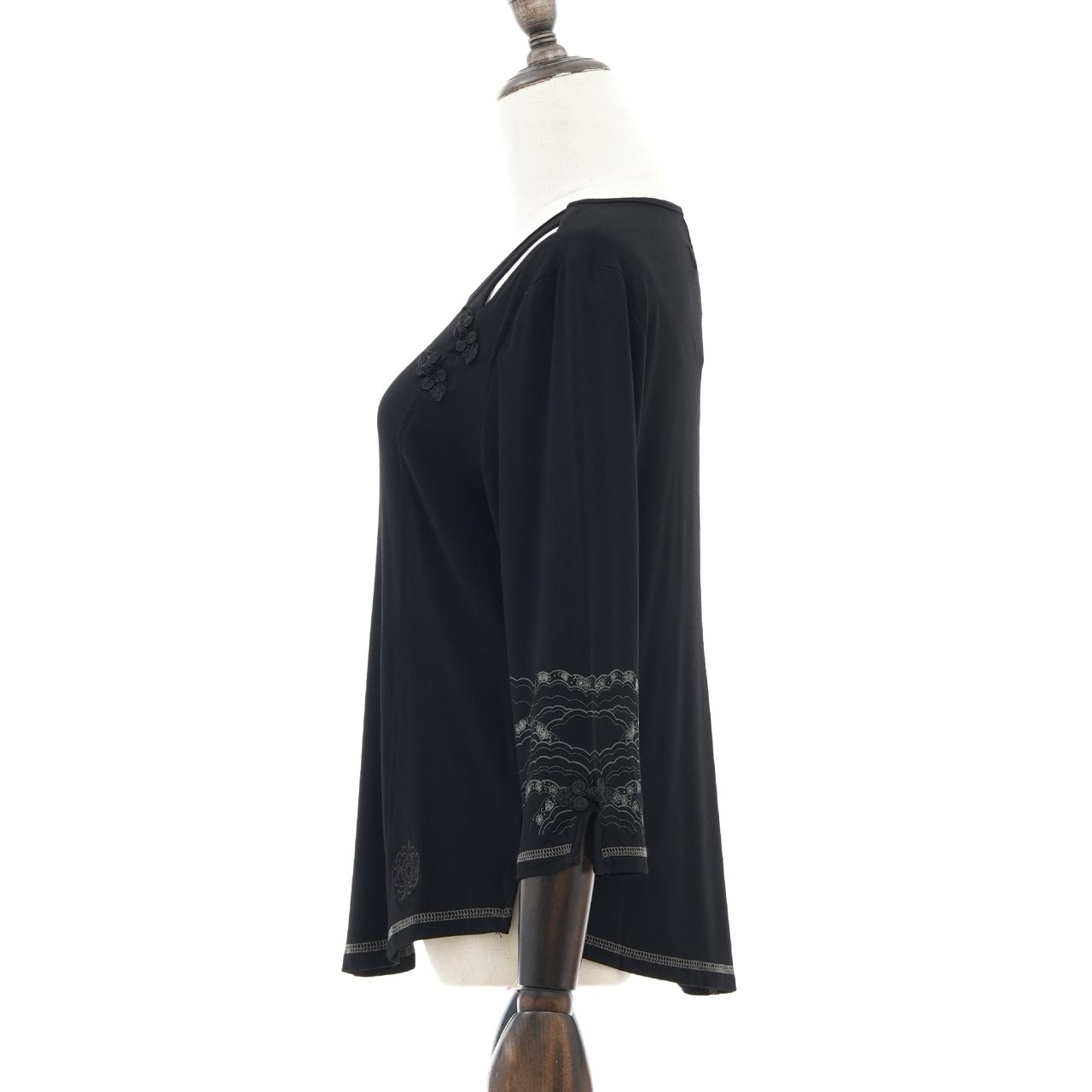 琉球浪漫物語 Ryukyu Romantic Story – Open-Shoulder Cut-and-Sew Top 【M】