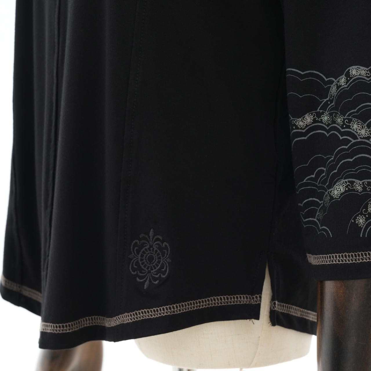 琉球浪漫物語 Ryukyu Romantic Story – Open-Shoulder Cut-and-Sew Top 【M】