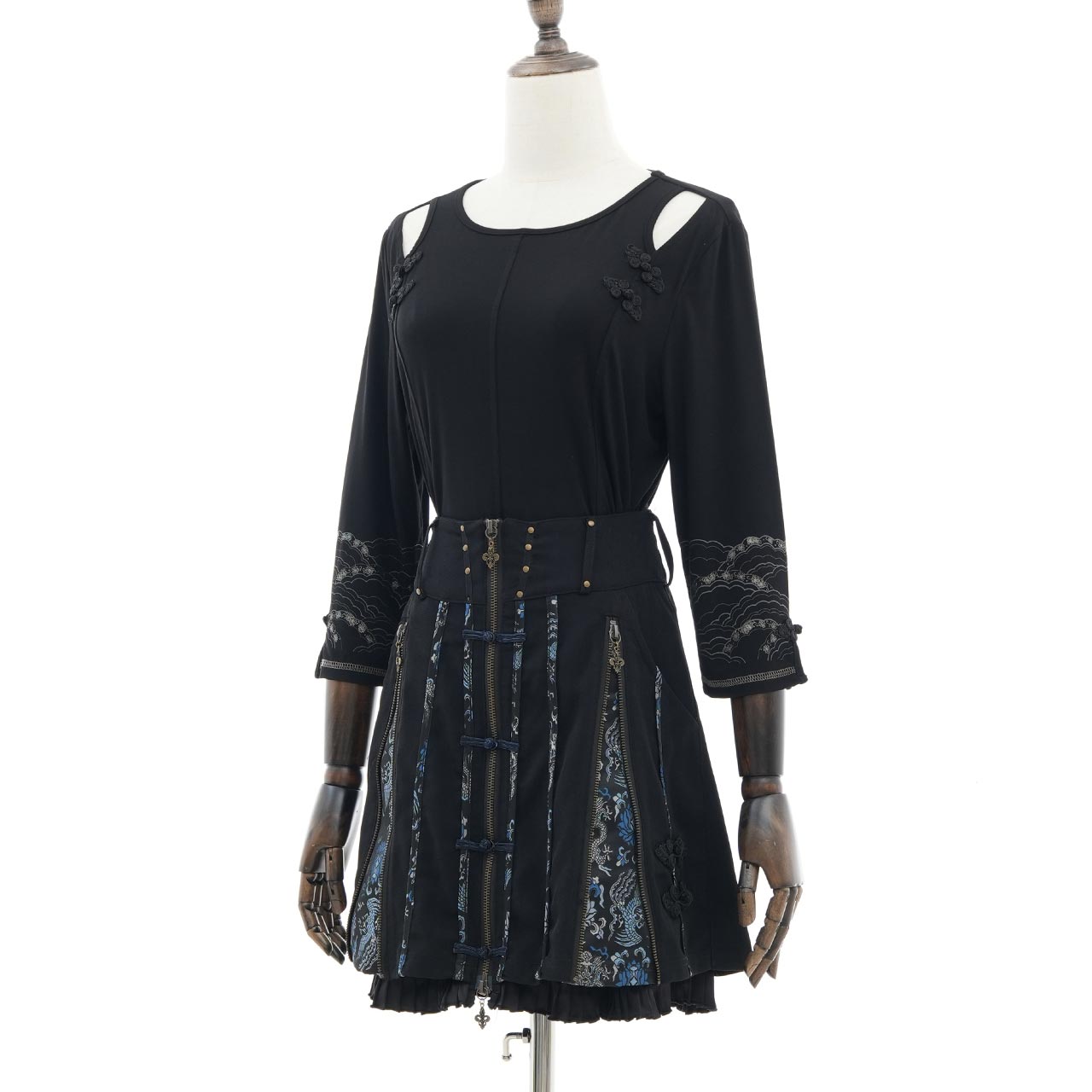 琉球浪漫物語 Ryukyu Romantic Story – Open-Shoulder Cut-and-Sew Top 【M】