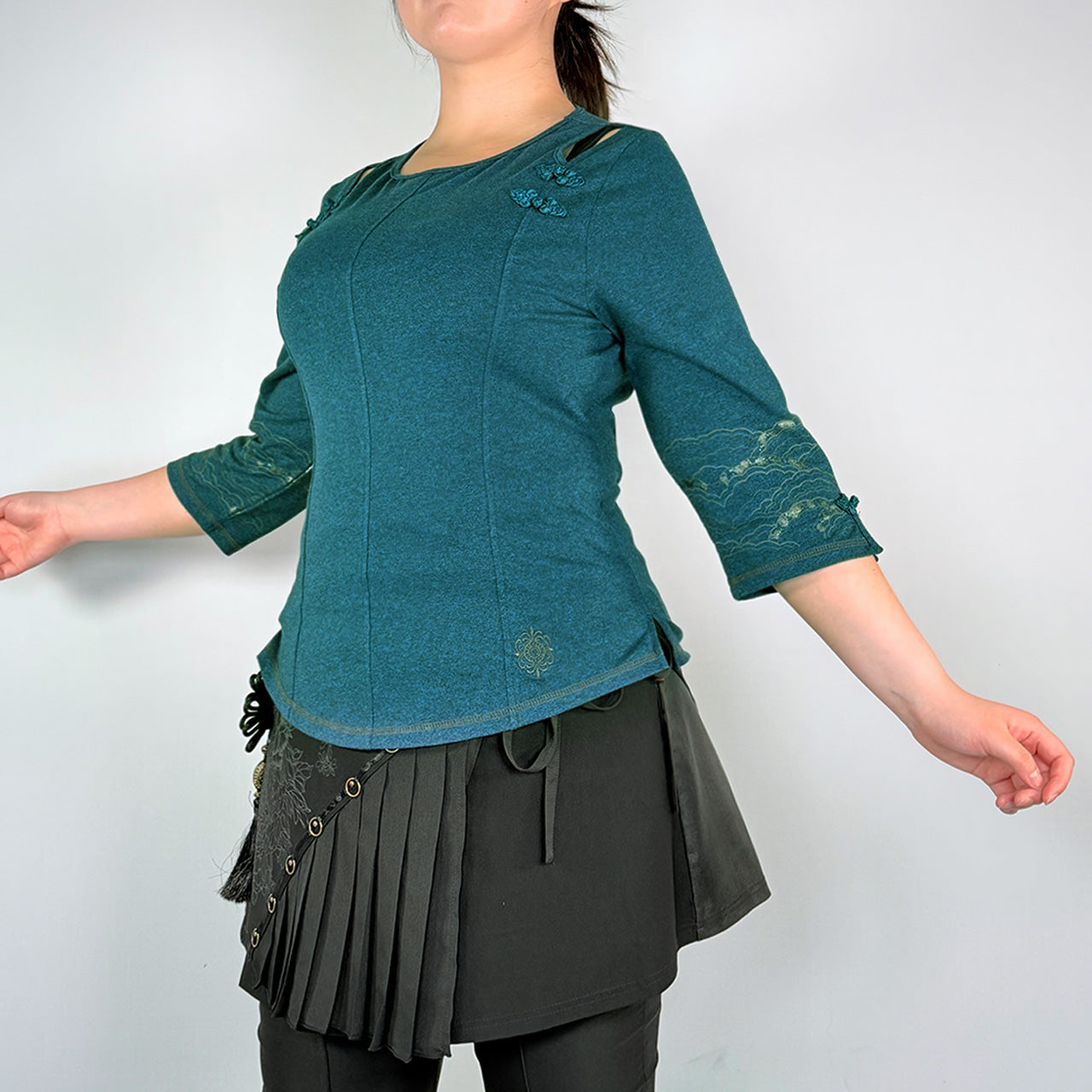 琉球浪漫物語 Ryukyu Romantic Story – Open-Shoulder Cut-and-Sew Top 【L】