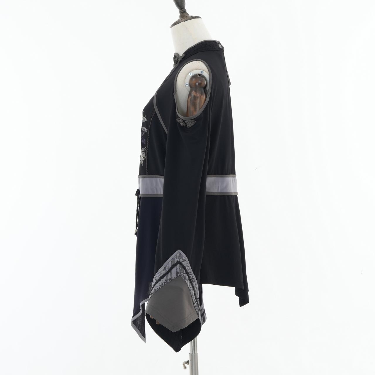 『鶴翼報恩録 ～ Requital of the Crane～』Cut-and-sew top【L】