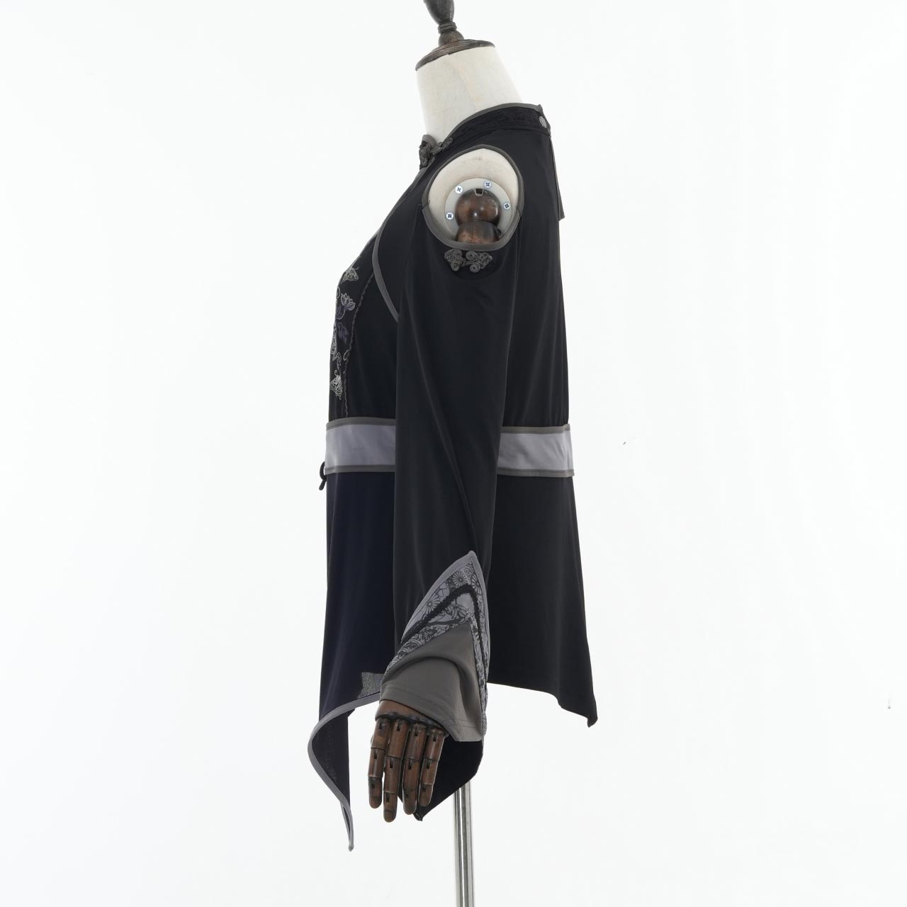 『鶴翼報恩録 ～ Requital of the Crane～』Cut-and-sew top【M】