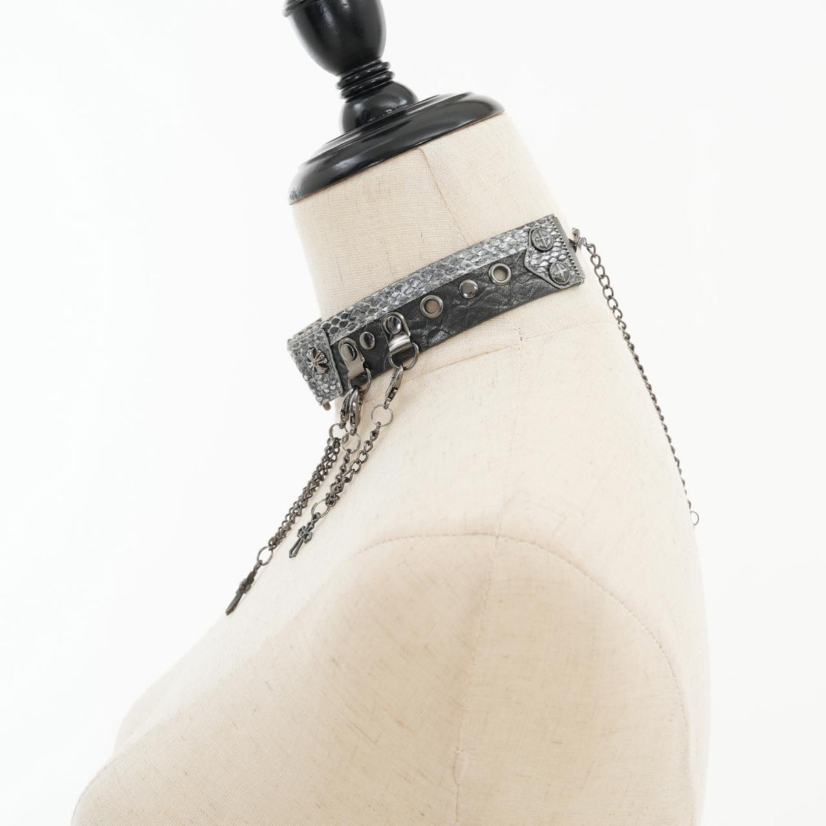 Thorned Reliquary Choker