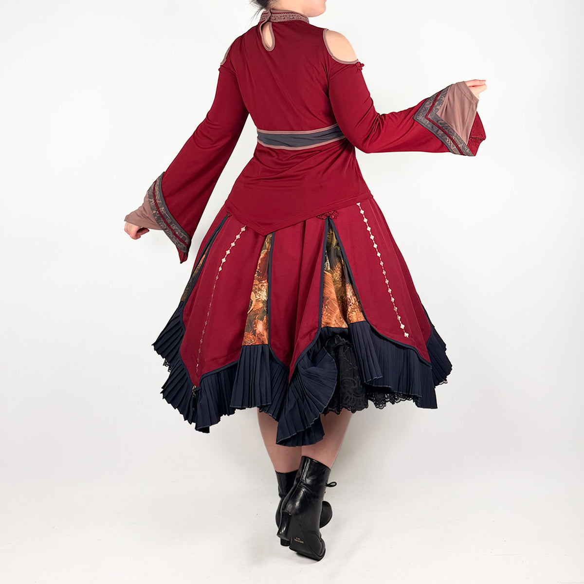『鶴翼報恩録 ～ Requital of the Crane～』Cut-and-sew top【L】